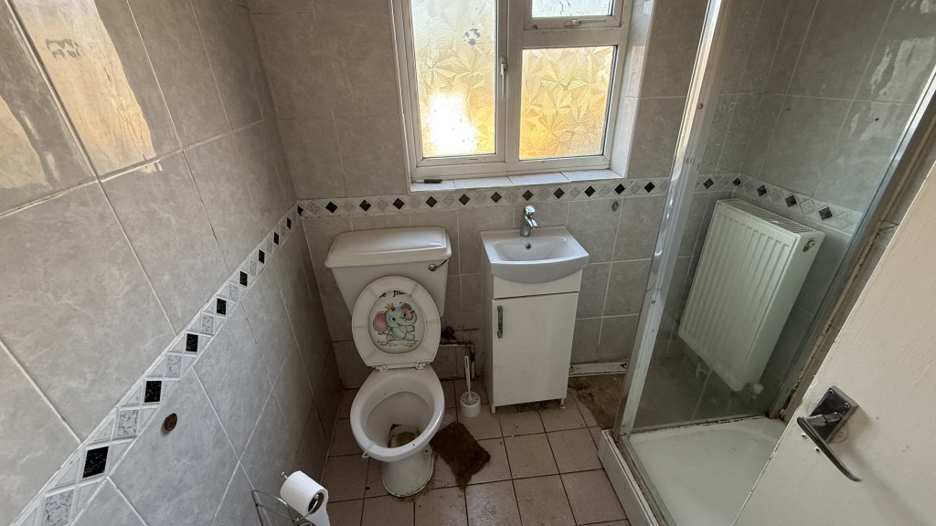 Lot: 132 - HOUSE REQUIRING REDECORATION AND LIGHT REFURBISHMENT - Internal image of bathroom